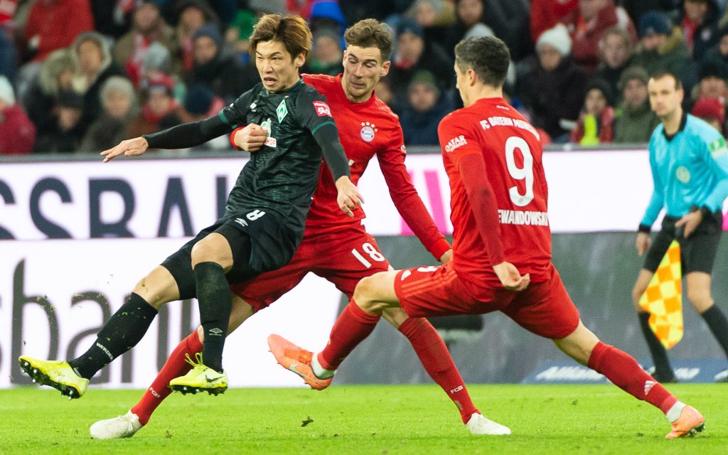 Fv. li. im Zweikampf Yuya Osako SV Werder Bremen, 08, Leon Goretzka FC Bayern Muenchen 18, Robert Lewandowski FC Bayern Muenchen