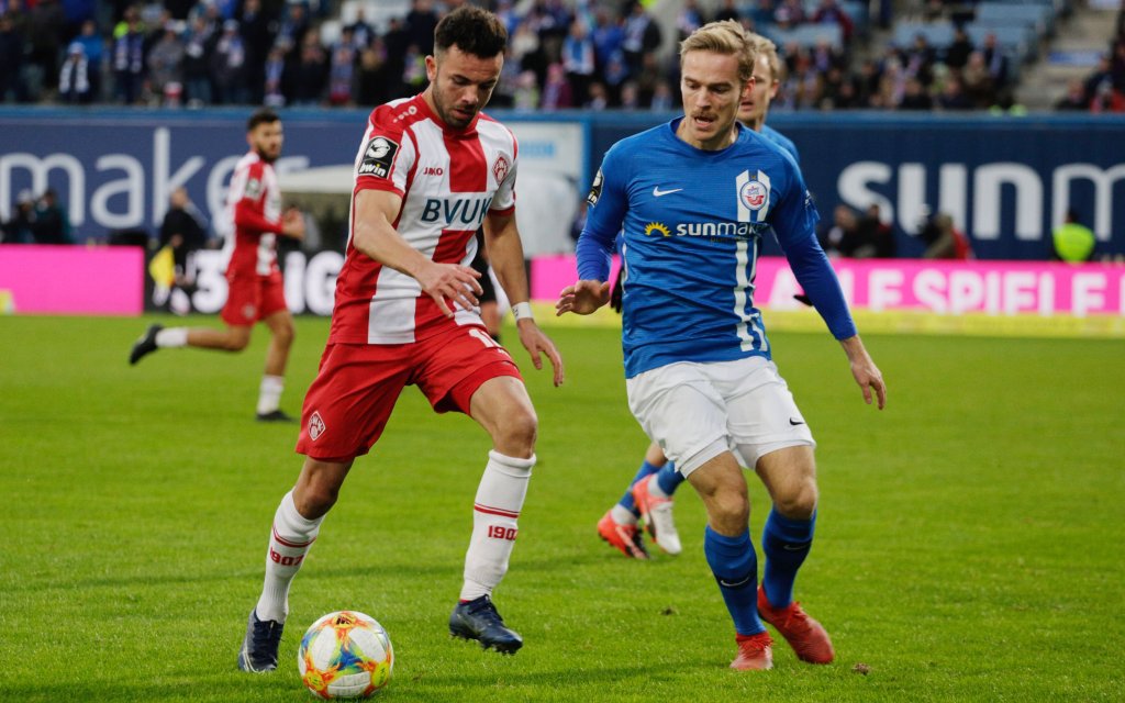 30.11.2019- 3.Liga 2019/2020: FC Hansa Rostock vs. Würzburger Kickers - links Albion Vrenezi Wuerzburg gegen Nils Butzen Rostock