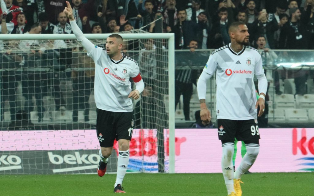 Burak Yilmaz (l.) und Kevin-Prince Boateng verlassen Besiktas