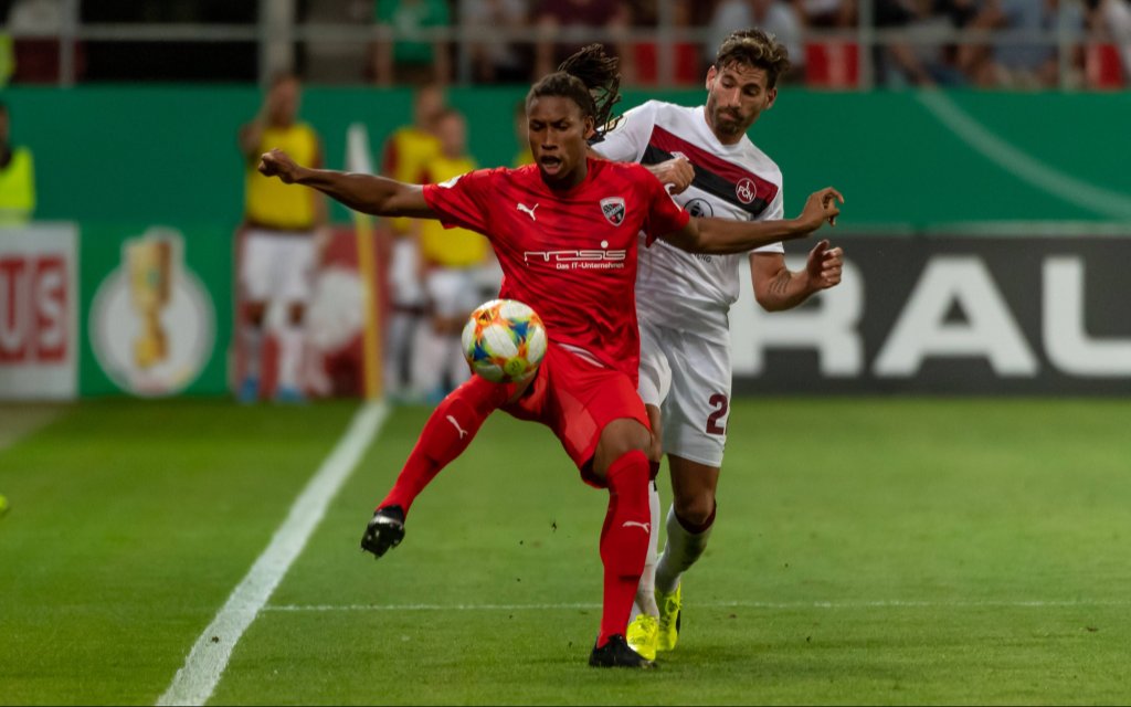 ngolstadt, Deutschland 09.08.2019, DFB-Pokal, 1. Runde, FC Ingolstadt 04 - 1. FC Nuernberg, Caniggia Ginola Elva (FCI) und Enrico Valentini (FCN) im Zweikampf