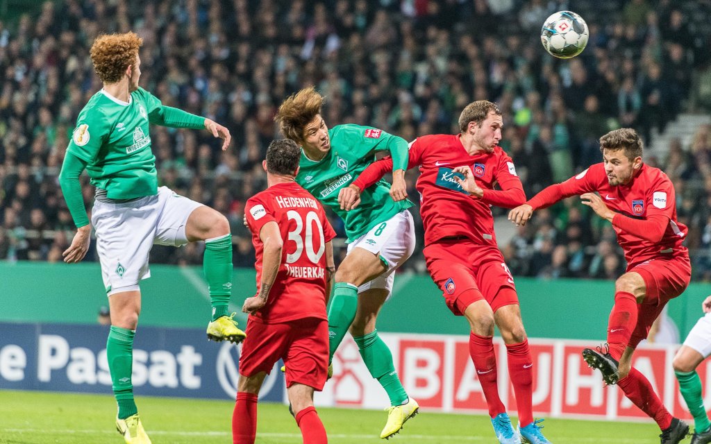 Marnon Busch FC Heidenheim, 02, Yuya Osako SV Werder Bremen, 08, Werder Bremen vs. FC Heidenheim, GER, Fussball, DFB-Pokal, 2. Runde