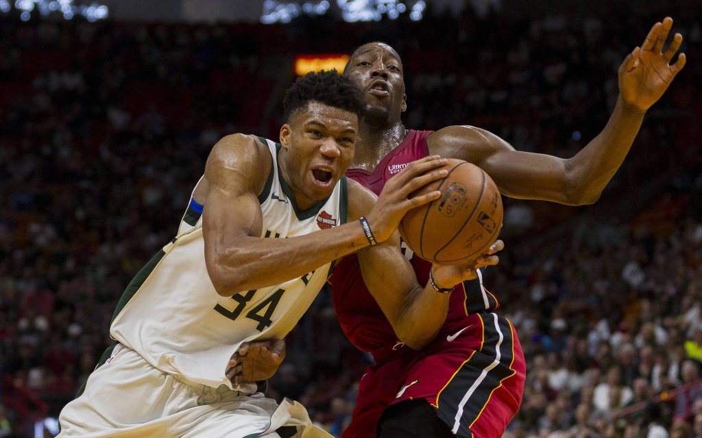 imago images/ZUMA Press | Bucks Superstar Antetokounmpo (l.) im Duell mit Miamis Adebayo (r.)