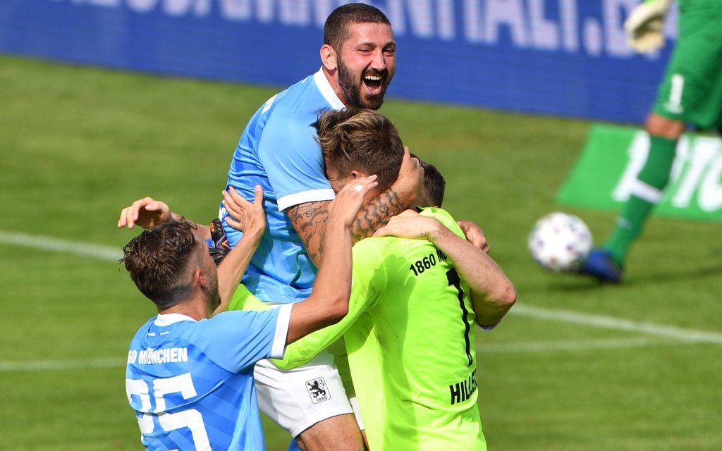 Schlussjubel um den matchwinner Marco Hiller,Torwart 1860 Muenchen nach gewonnenem Elfmeterschiessen, mit Sascha MOELDERS TSV 1860 Muenchen, Marius WILLSCH 1860 Muenchen, Jubel,Freude,Begeisterung, Fussball 3. Liga, Toto Pokal