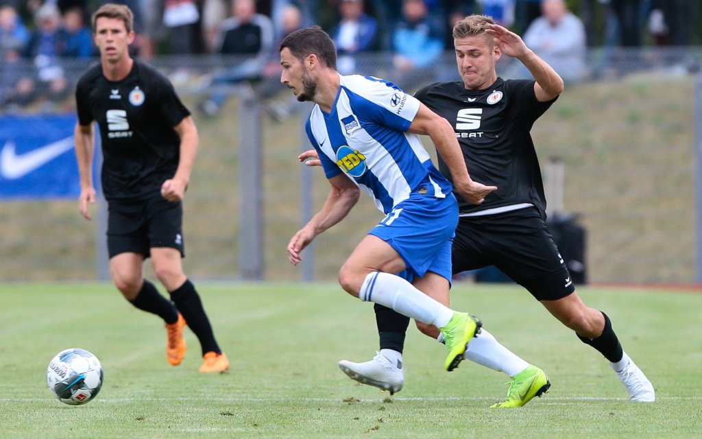 Fussball Testspiel, Hertha BSC Berlin - Eintracht Braunschweig emspor, v.l. Mathew Leckie (Hertha, 11), Martin Kobylanski (Braunschweig, 10) Zweikampf, Duell,