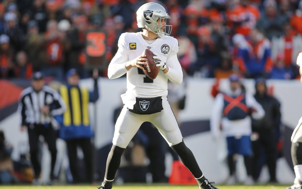 Quarterback Carr von den Las Vegas Raiders auf der Suche nach dem freien Anspiel