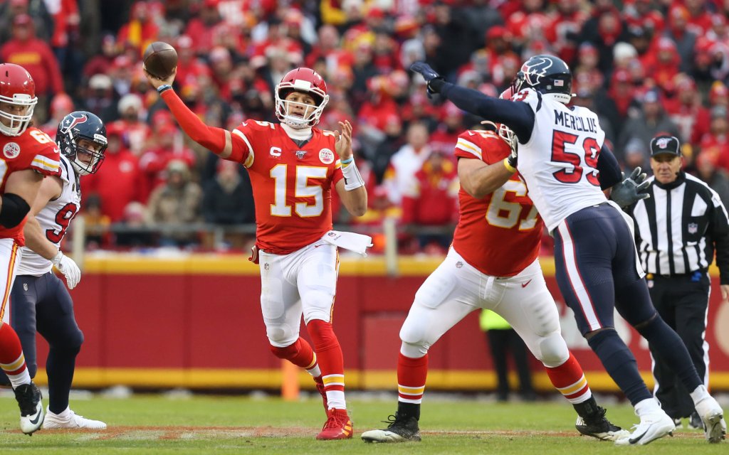 Superstar Mahomes (M.) von den Kansas City Chiefs im Duell miit den Houston Texans vergangene NFL-Saison