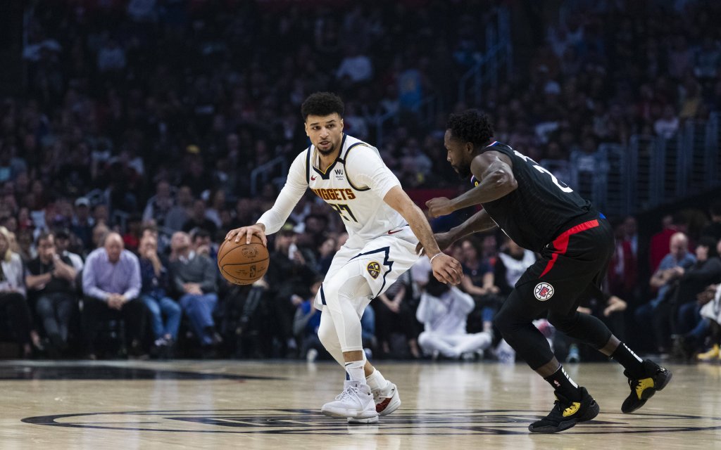 Nuggets - Clippers: Aufbauspieler Murray (l.) mit dem Ball für die Nuggets gegen L.A.s Beverley (r.)