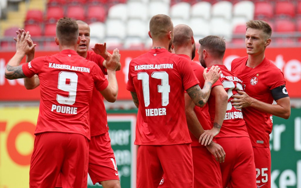 1.FC Kaiserslautern - SV Sandhausen emspor, v.l. Torjubel des 1.FC Kaiserslautern nach dem 3:0 durch Marius Kleinsorge