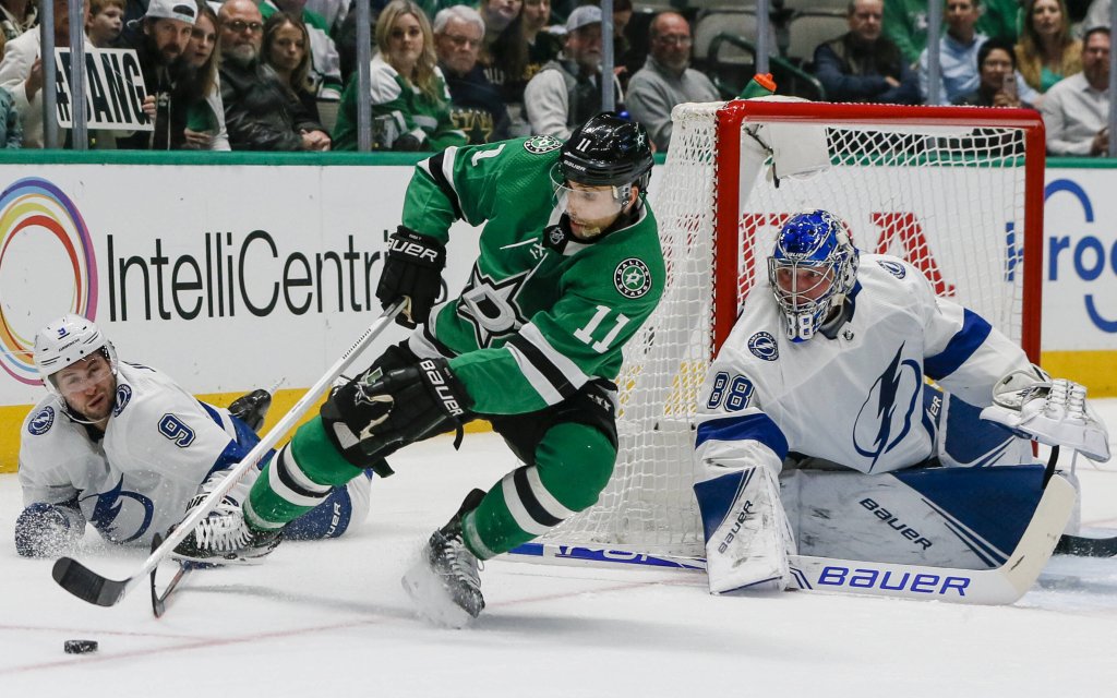 Andrew Cogliano von den Stars und Tyler Johnson von den Tampa Bay Lightning im Kampf um den Puck. Wer holt den Stanley Cup?