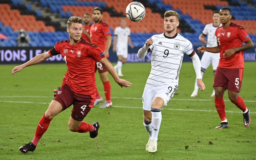 Nico Elvedi, SUI, re. Timo Werner, GER, Schweiz - Deutschland, Nations League, Nationalmannschaft, Länderspiel, Fussball, 06.09.2020