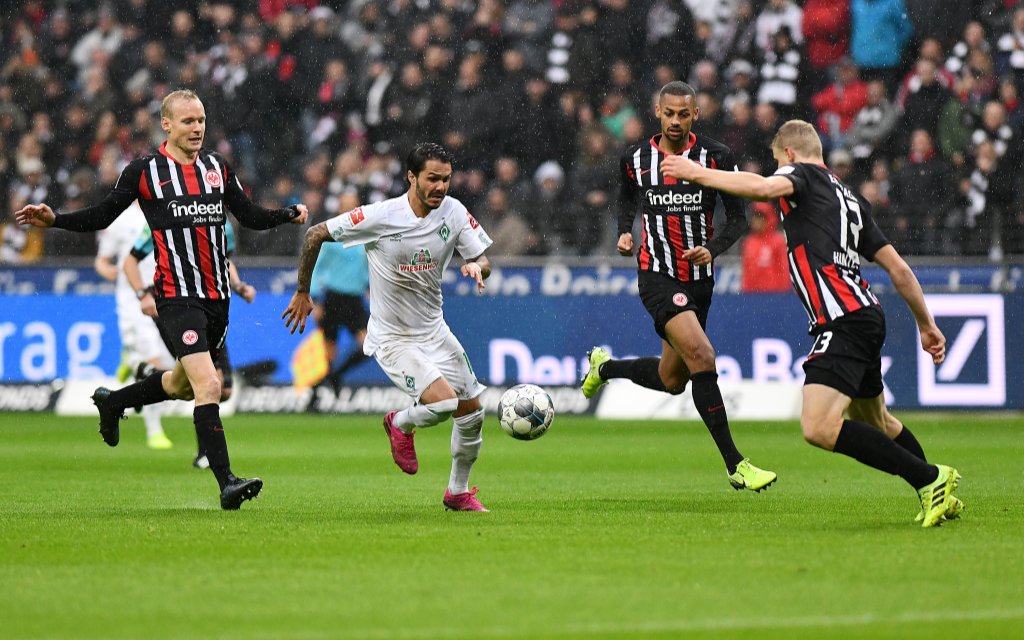 Fußball 1. Bundesliga 07. Spieltag Eintracht Frankfurt - SV Werder Bremen am 06.10.2019 in der Commerzbank-Arena in Frankfurt Sebastian Rode Frankfurt - Djibril Sow Frankfurt - Martin Hinteregger Frankfurt gegen Leonardo Bittencourt Bremen