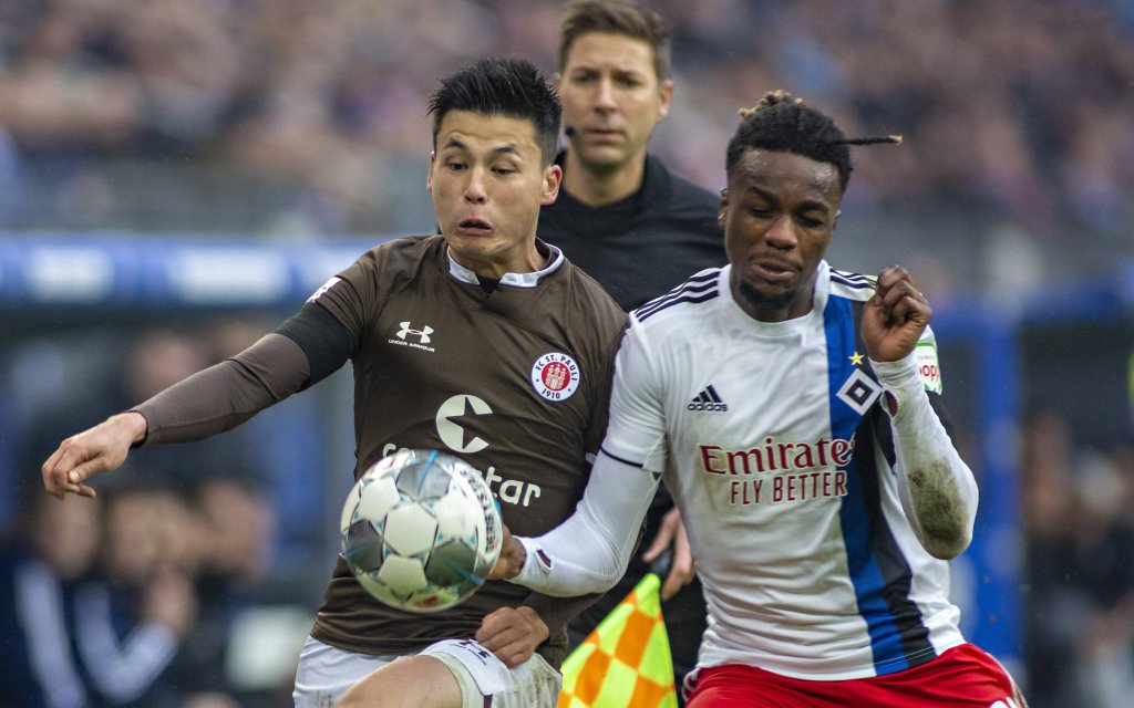 Ryo Miyaichi St.Pauli, Gideon Jung HSV 22.02.20, Hamburg, Hamburger SV vs. FC St.Pauli, Fussball, GER, Saison 2019/2020, 2. Bundesliga, 23. Spieltag