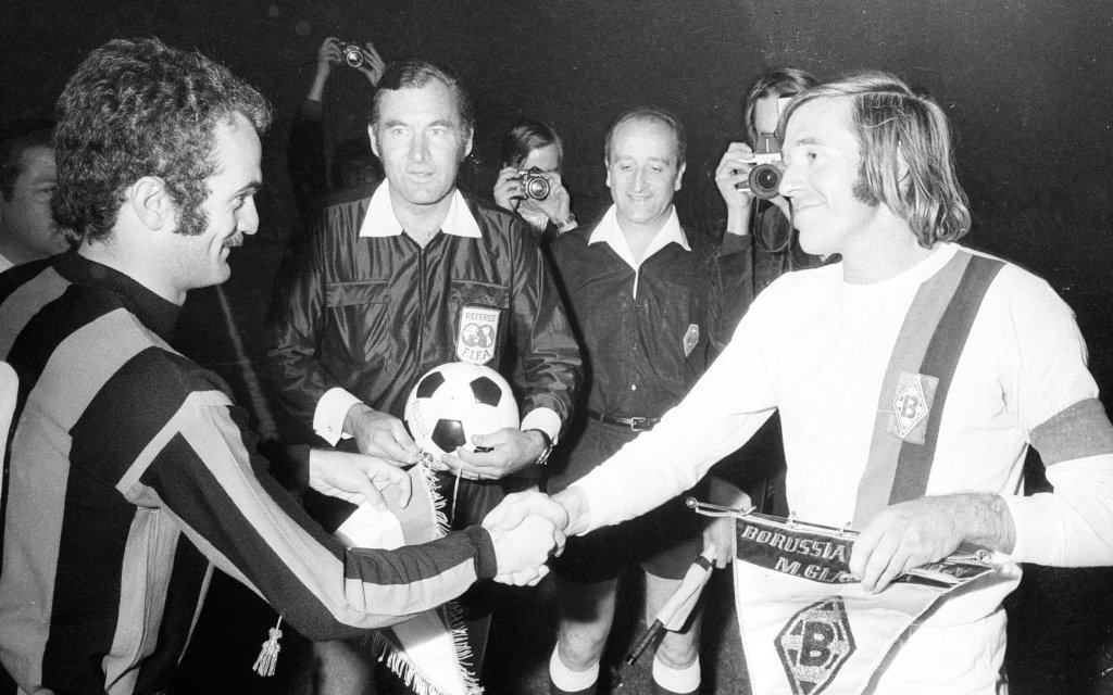 Sandro Mazzola (Inter Mailand) und Günter Netzer (Borussia Mönchengladbach), dahinter FIFA Schiedsrichter Rudolf Scheurer (Schweiz)