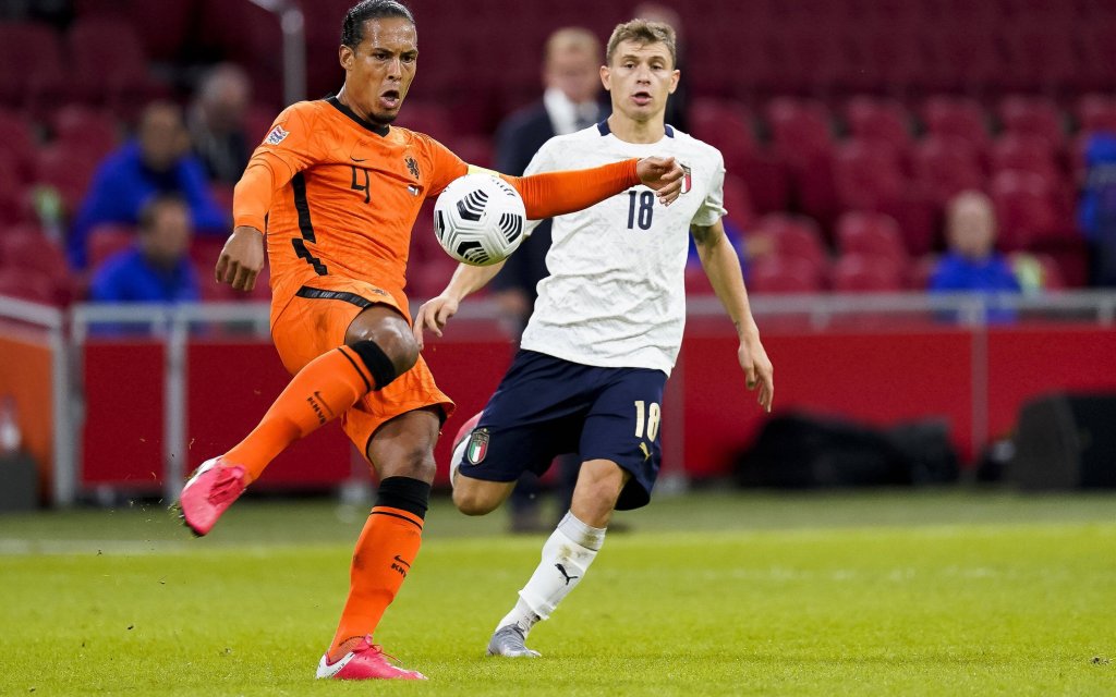 AMSTERDAM, 07-09-2020, football, Netherlands - Italy, Nations League, Stadium de Arena, Netherlands player Virgil van Dijk L, Italy player Nicolo Barella