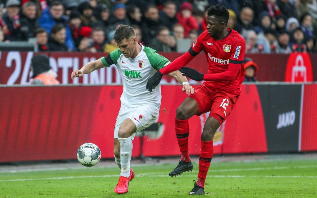 23.02.2020, Fussball, Saison 2019/2020, Bundesliga, 23. Spieltag - Bayer Leverkusen - FC Augsburg, v. l. Florian Niederlechner (FC Augsburg) und Edmond Tapsoba, Bayer Leverkusen