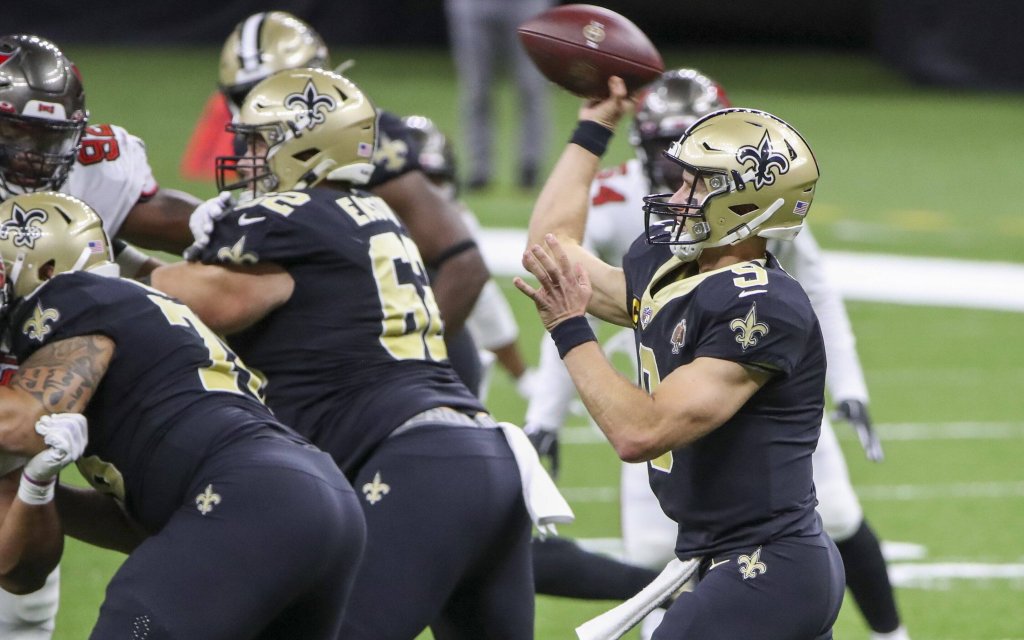 Querback Brees (r.) von den New Orleans Saints mit dem Pass-Play