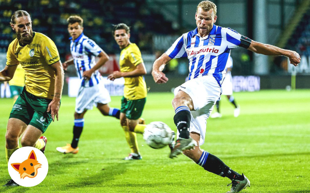 Der Quotenfuchs schaut auf Henk Veermans (r.) SC Heerenveen gegen de FC Emmen.