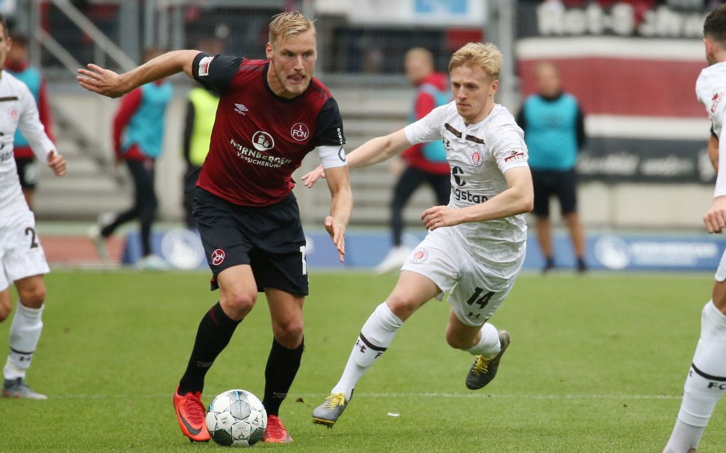 Fussball, 2. Bundesliga, 2. Liga, Saison 2019 2020, Herren, Deutschland, 1. FC Nürnberg - FC St. Pauli Hamburg v.l. Aktion, Zweikampf, Spielszene, action, Hanno Behrens, 1. FC Nürnberg, Mats Möller Daehli, FC St. Pauli Hamburg