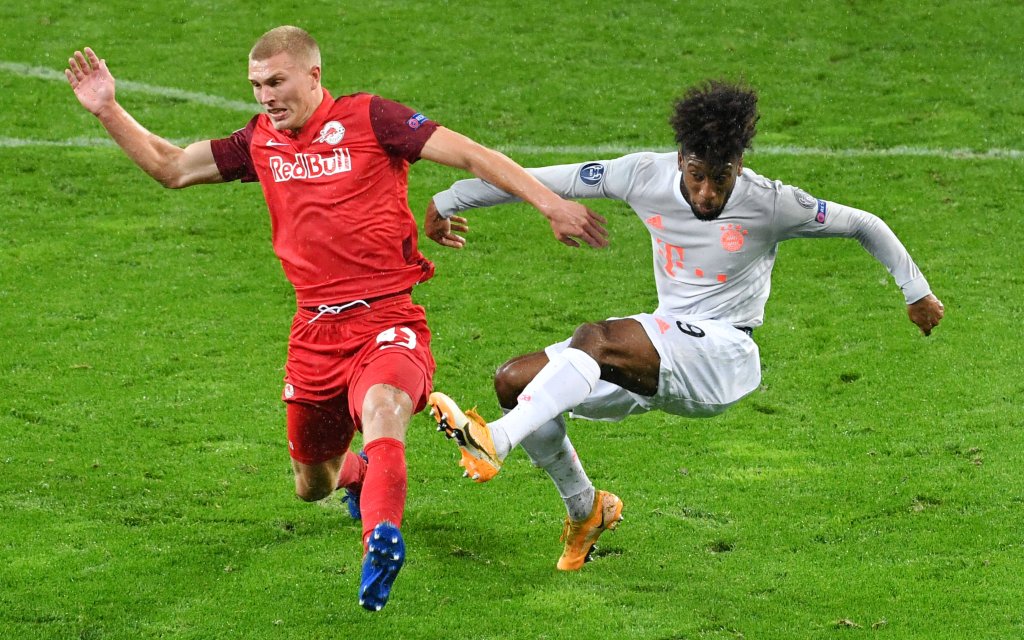 Kingsley COMAN Bayern Muenchen, Aktion,Zweikampf gegen Rasmus KRISTENSEN Salzburg. FC Red Bull Salzburg - FC Bayern Muenchen 2-6 Fussball Champions League,Gruppe A,