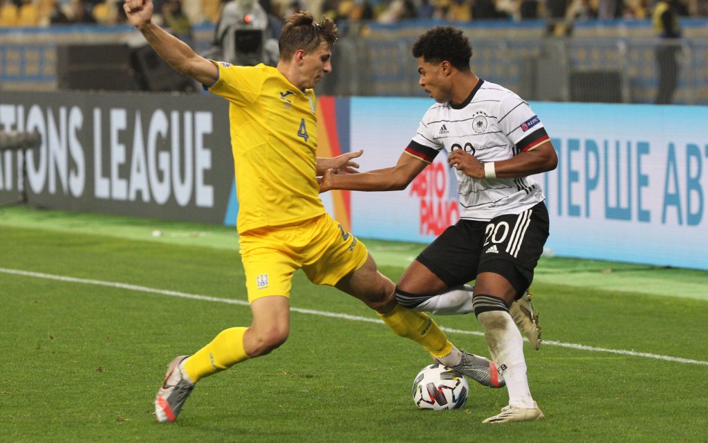 Fussball, Herren, Saison 2020/21, Nations League, Liga A Gruppe 4, 3. Spieltag, Länderspiel in Kiew, Ukraine - Deutschland 1:2, v. l. Ilya Zabarnyi Ukraine, Serge Gnabry Deutschland