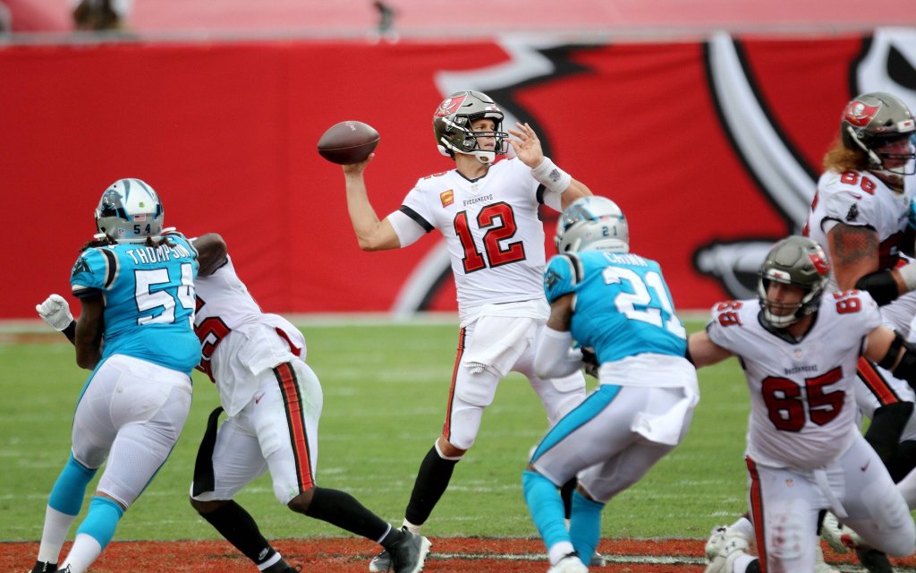 QB Brady mit dem Pass im Spiel gegen Carolina