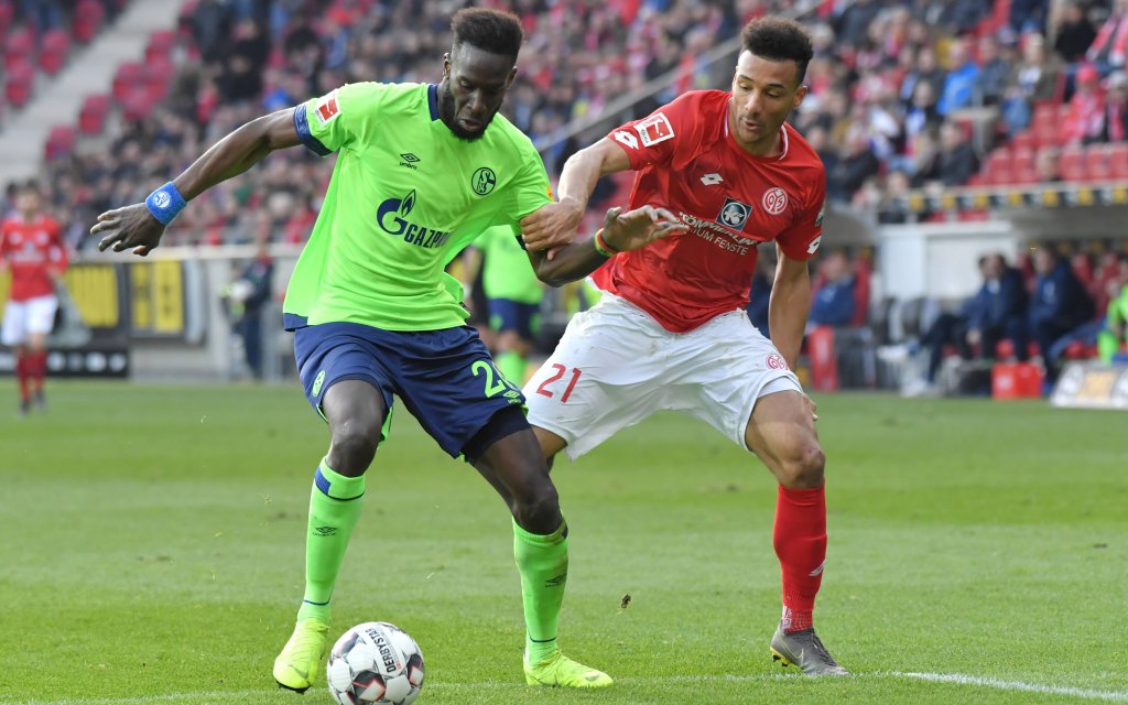 23.02.2019, Fussball GER, Saison 2018 2019, 1. Bundesliga, 23. Spieltag, FSV Mainz 05 - FC Schalke 04 3:0, Salif Sane (FC Schalke 04), li., gegen Karim Onisiwo (Mainz 05) DFL