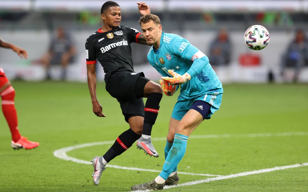 Fussball, Pokalfinale: Saison 2019/2020, 04.07.2020 DFB-Pokal Finale der Herren , Bayer Leverkusen - Bayern München , Muenchen Zweikampf , Duell , FCB Torwart , Torhüter , Goalkeeper , Manuel Neuer , Bayer Leon Bailey