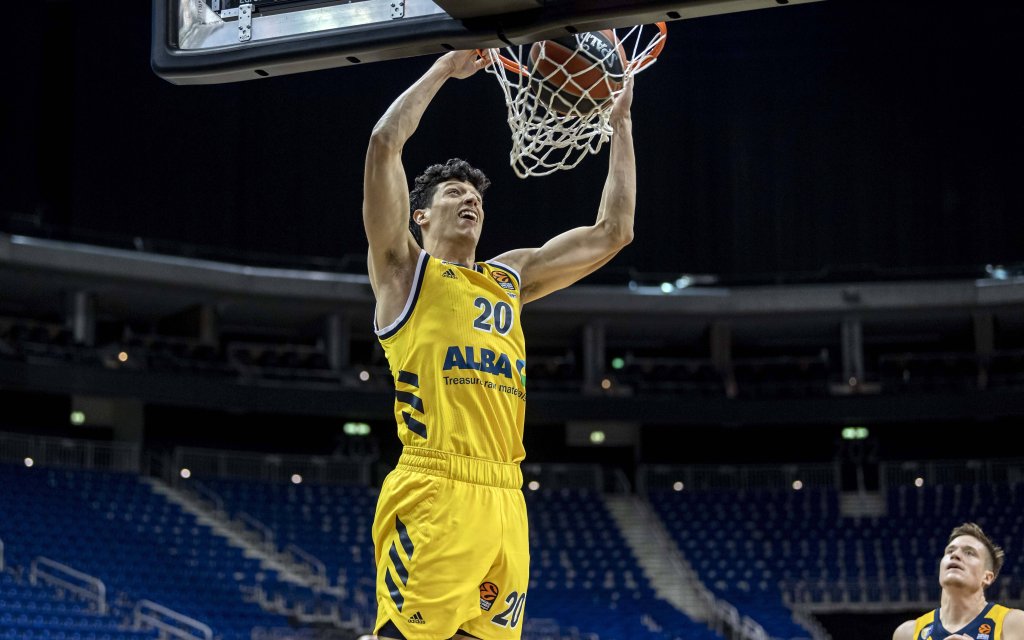 Berlins Fontecchio mit dem Dunk un der EuroLeague