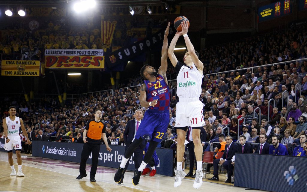 Bayerns Lucic (r.) mit dem Jumper aus der Ecke in Barcelona