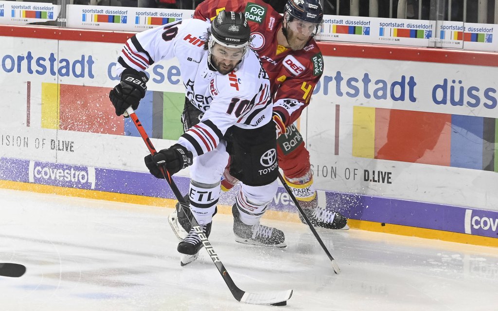 Eishockey DEL 45. Spieltag: Düsseldorfer EG vs Kölner Haie am 16.02.2020 im ISS Dome in Düsseldorf Düsseldorfs Nicholas B. Jensen Nr.48 gegen Kölns Jonathon Matsumoto Nr.10