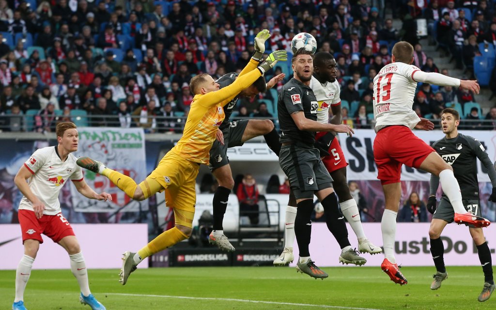 Torwart Peter Gulacsi, Ermin Bicakcic, Dayot Upamecano, Stefan Ilsanker / Aktion / Spielszene / Zweikampf / / Fußball Fussball / DFL Bundesliga Herren / Saison 2019/2020 / 07.12.2019 / RasenBallsport RB Leipzig RBL vs. TSG Hoffenheim 1899