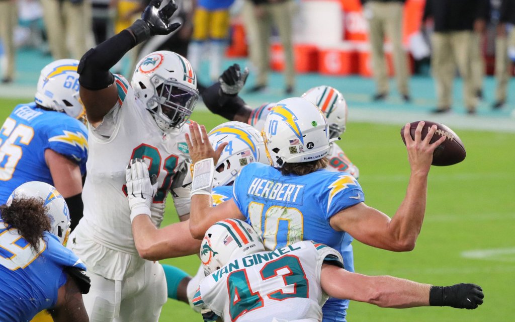 Der Blitz der Dolphins in Aktion im Spiel gegen die Chargers