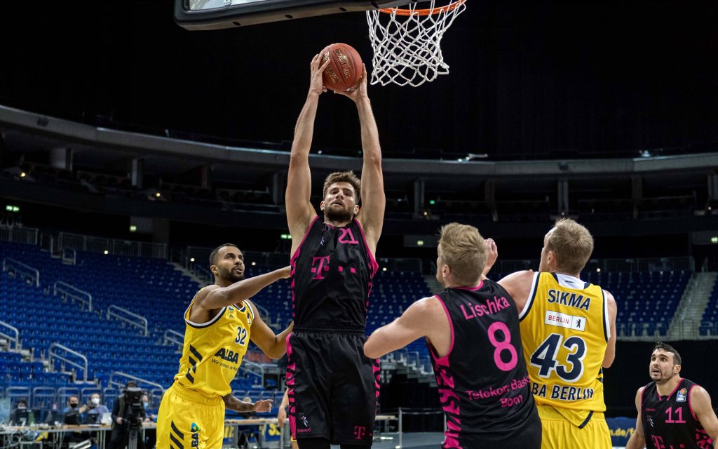 Bonns Kratzer (2.v.l.) im Spiel gegen ALBA Berlin vergangene Woche