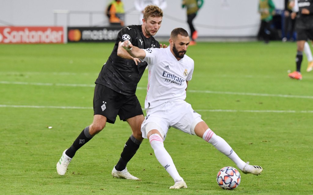 Karim Benzema Real Madrid, Christoph Kramer Borussia Moenchengladbach, v.re. 27.10.2020, Fussball, UEFA Champions League, Saison 2020 2021, 2. Spieltag, Borussia Mönchengladbach - Real Madrid 2:2