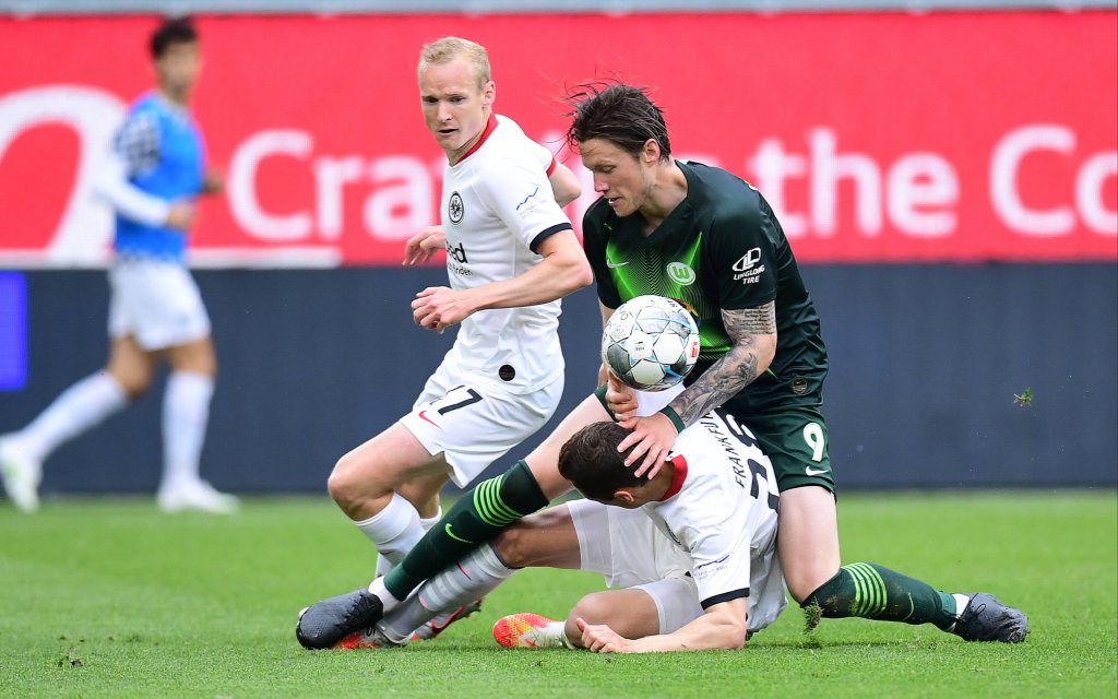 Fussball v.l. Sebastian Rode, Dominik Kohr, Wout Weghorst Wolfsburg Wolfsburg, 30.05.2020, Fussball Bundesliga, VfL Wolfsburg - Eintracht Frankfurt Wolfsburg