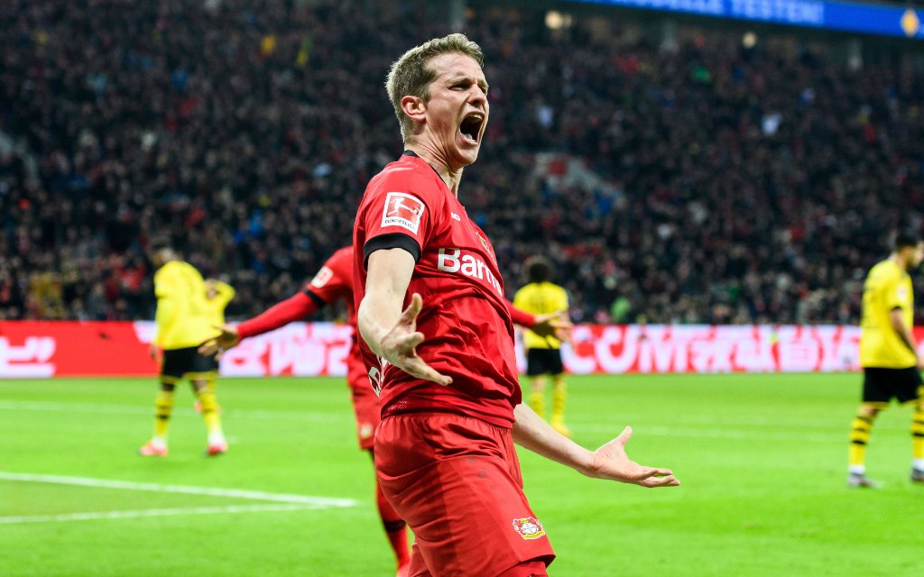 Bayer 04 Leverkusen vs Borussia Dortmund, Fussball Bundesliga, 08.02.2020 Leverkusens Lars Bender beim Torjubel nach dem Treffer zum 4:3 beim Bundesligaspiel zwischen Bayer 04 Leverkusen und Borussia Dortmund am 08.02.2020