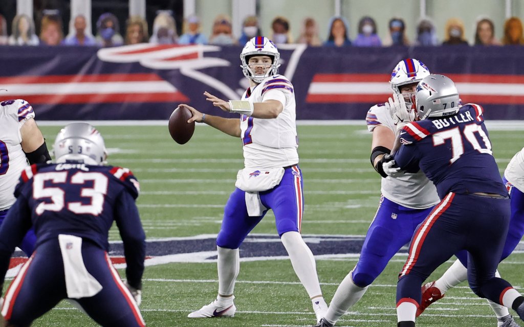 Bills QB Allen (M.) kurz vor dem Pass auf beim Sieg gegen New England