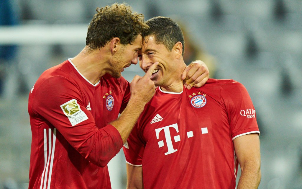 Football Munich - Hertha, Munich Oct 04, 2020. Robert LEWANDOWSKI, FCB 9 celebrates his goal, happy, laugh, celebration, 4-3 with Leon GORETZKA, FCB 18 FC BAYERN MUENCHEN - HERTHA BSC BERLIN 4-3