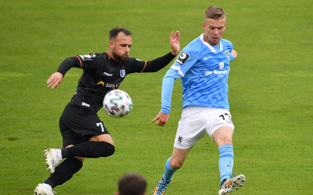 Daniel Wein TSV 1860 Muenchen, Aktion,Zweikampf gegen Luka SLISKOVIC Magdeburg. Fussball 3.Liga,Liga3, TSV 1860 Muenchen-1.FC Magdeburg 1-1, am 26.09.2020 in Muenchen