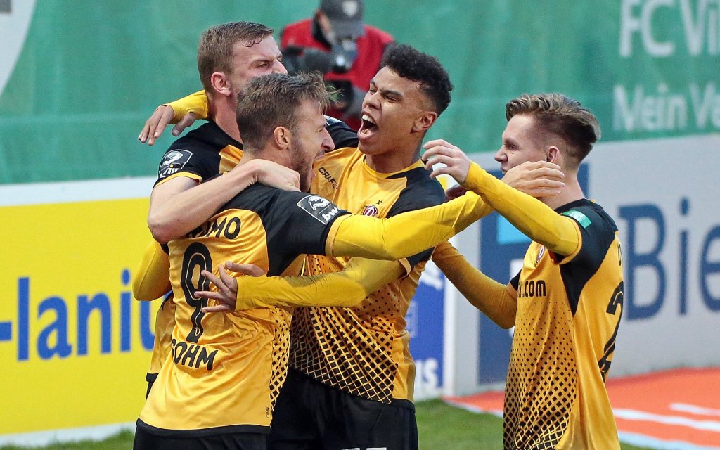 Fussball 3.Liga, Viktoria Koeln - Dynamo Dresden emspor, v.l. Pascal Sohm Dynamo Dresden und Christoph Daferner Dynamo Dresden Ransford Koenigsdoerffer Dynamo Dresden und Julius Kade Dynamo Dresden bejubeln das Tor zum 2:3 DFL/DFB