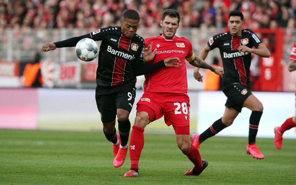 Leon Bailey, Christopher Trimmel / Aktion / Spielszene / Zweikampf / / Fußball Fussball / DFL Bundesliga Herren / Saison 2019/2020 / 15.02.2020 / 1.FC Union Berlin FCU vs. Bayer 04 Leverkusen