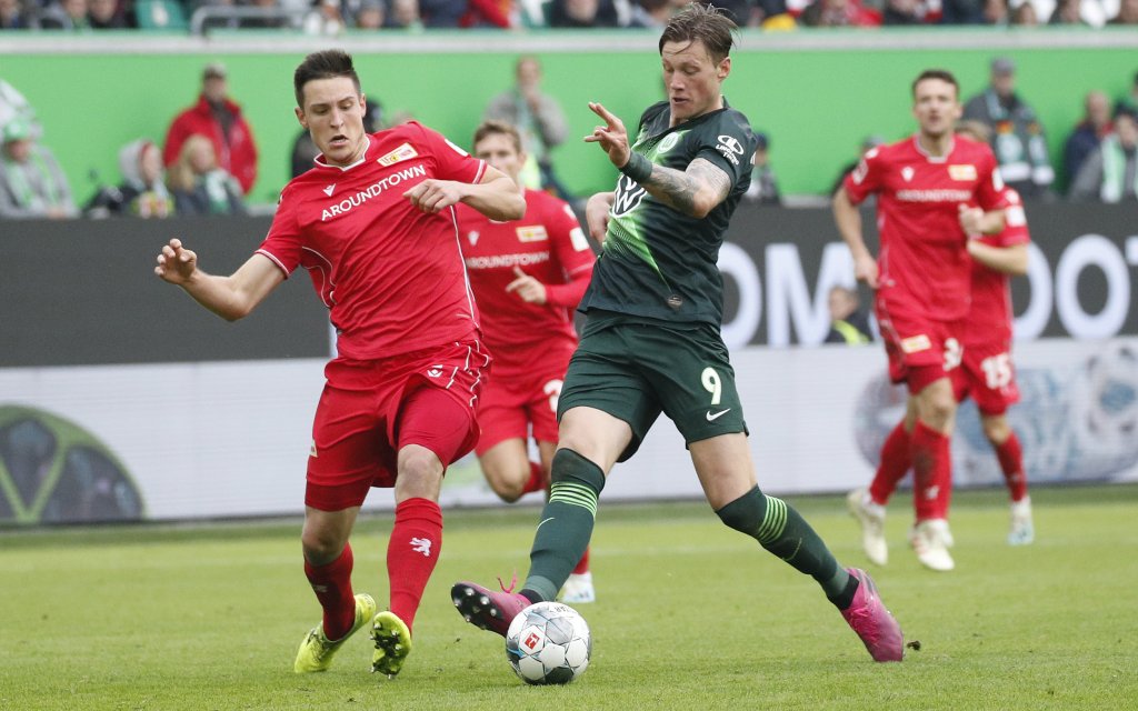 Volkswagen Arena, Wolfsburg, Ligaspiel, 1. Bundesliga, VfL Wolfsburg vs 1. FC Union Berlin, im Bild Keven Schlotterbeck 31, Union im Zweikampf mit Wout Weghorst 9