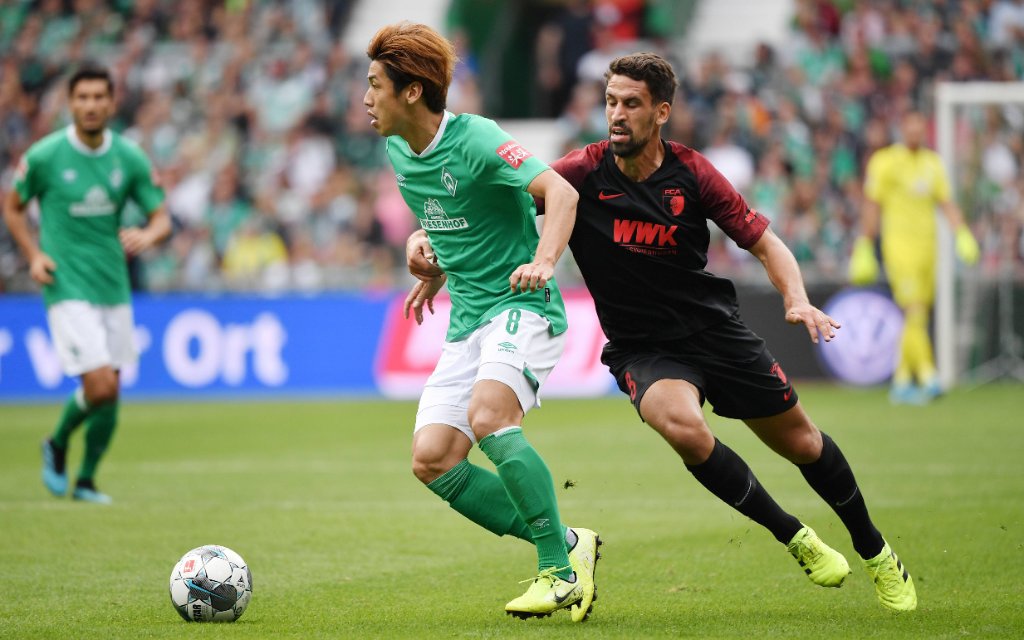 01.09.2019, Fussball GER, Saison 2019 2020, 1. Bundesliga, 3. Spieltag, SV Werder Bremen - FC Augsburg 3:2, Yuya Osako (Werder Bremen), li., gegen Rani Khedira (FC Augsburg)