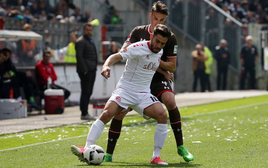 Nejmeddin Daghfous (FC Würzburger Kickers) im Zweikampf, Duell, duel, tackle mit Philipp Ziereis (FC St. Pauli), Fussball, 2. Bundesliga, FC St. Pauli - FC Würzburger Kickers