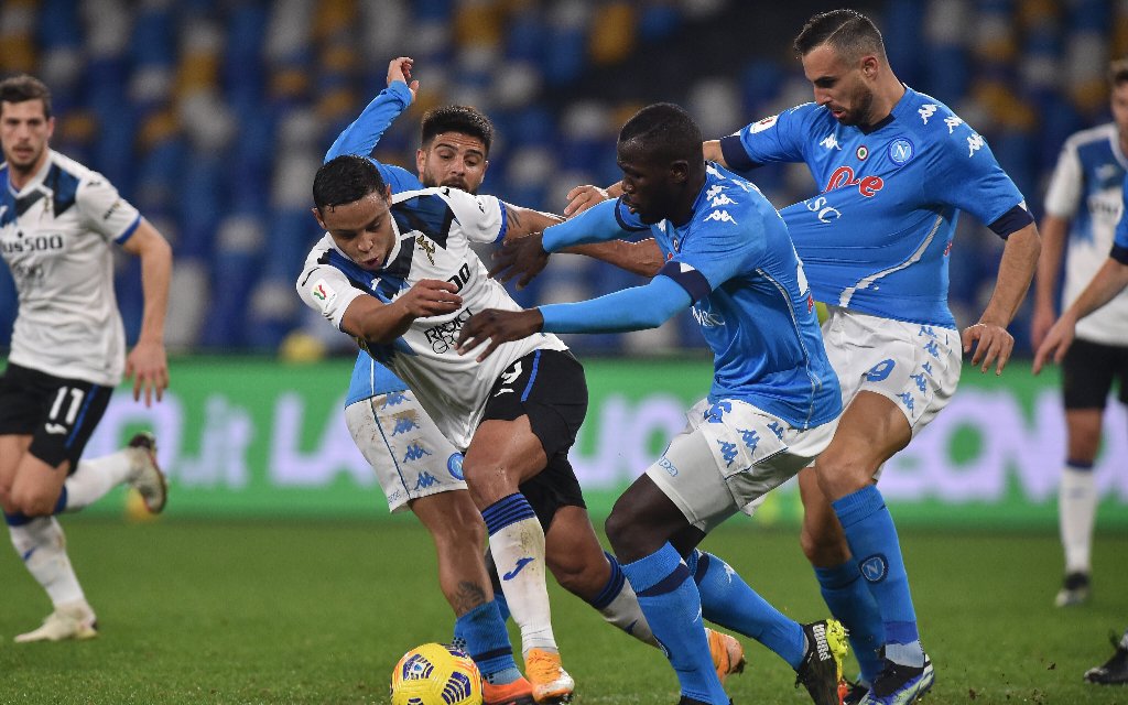 Luis, Muriel, vom, of, Atalanta, bc, BC, konkurriert, competes, für, for, der, the, Kugel, ball, mit, with, Kalidou, Koulibaly, vom, of, SSC, Napoli