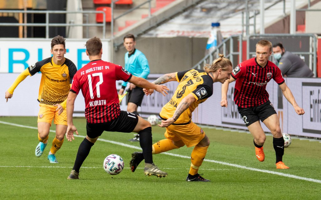 3. Liga, FC Ingolstadt vs. Dynamo Dresden, 24.10.2020, AUDI Sportpark Ingolstadt 3. Liga, FC Ingolstadt vs. Dynamo Dresden, 24.10.2020 17 Michael Heinloth FCI, 13 Marvin Stefaniak Dynamo, 22 Ilmari Niskanen FCI