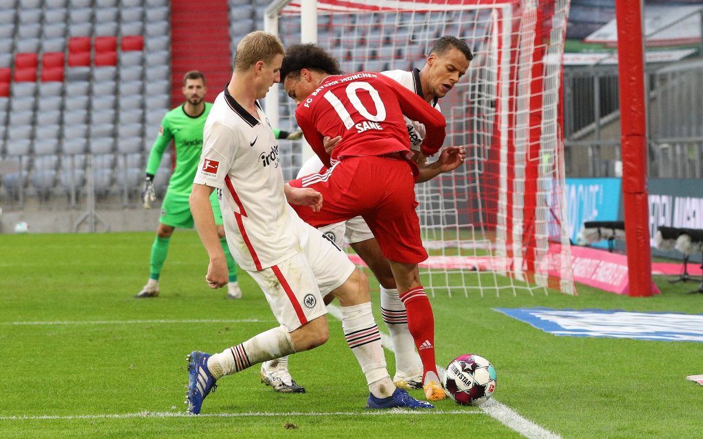 FC Bayern Muenchen vs. Eintracht Frankfurt, 1. Bundesliga, 24.10.2020 Martin Hinteregger Eintracht Frankfurt, Leroy Sane FC Bayern Muenchen, Timothy Chandler Eintracht Frankfurt