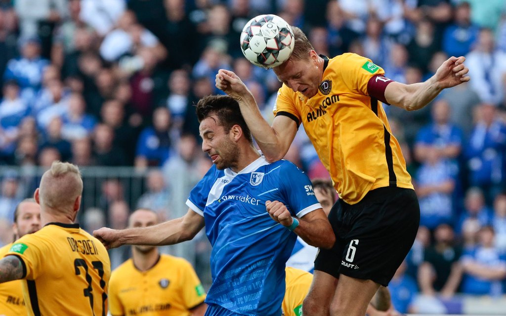 06.10.2018, xtgx, Fussball 2.Bundesliga, 1.FC Magdeburg - Dynamo Dresden emspor, v.l. Christian Beck (Magdeburg, 11), Marco Hartmann (Dresden, 6) Zweikampf