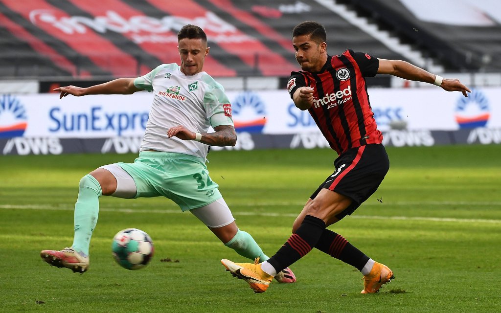 Fussball 1.Bundesliga, Eintracht Frankfurt - Werder Bremen emspor, v.l. Marco Friedl SV Werder Bremen, Andre Silva Eintracht Frankfurt