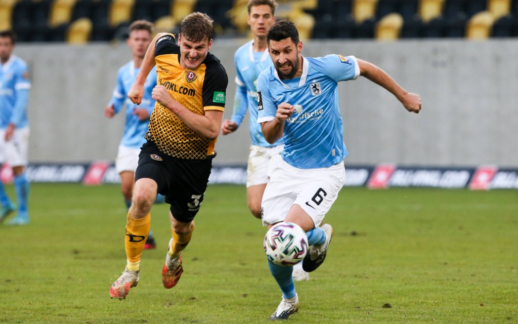 Dresden, 15.11.2020, Rudolf-Harbig-Stadion, Fussball, Männer, 3. Liga, 10. Spieltag , SG Dynamo Dresden - TSV 1860 München 2:1 1:1 , Im Bild v.l.: Christoph Daferner 33, Dresden und Stephan Salger 6, München